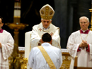 Il momento dell�imposizione delle mani da parte del Santo Padre