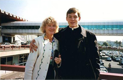 El H. Joseph Burtka, L.C. con su mamá, en el aeropuerto de Roma.