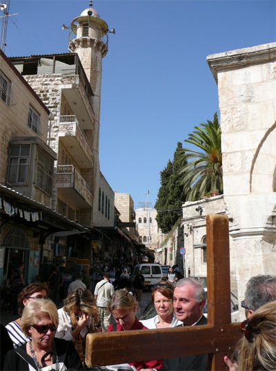 Gerusaleme - pellegrini in cammino nella Via Dolorosa durante la Via Crucis