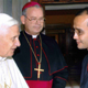 Alejandro Pinelo recibe el saludo del Papa Benedicto XVI acompa&ntilde;ado de Mons. Pedro Pablo Elizondo, L.C., obispo de la Prelatura de Canc&uacute;n-Chetumal.
