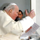Juan Pablo II leyendo su &uacute;ltimo saludo p&uacute;blico, desde la ventana del Gemelli.