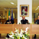 P. Paolo Scarafoni LC (a sinistra) insieme ai reverendi conferenzieri nella biblioteca universitaria