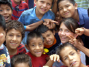 Carolina rodeada de ni&ntilde;os a quienes les llev&oacute; un mensaje de esperanza y caridad.