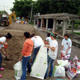 As&iacute; como ellas, muchas personas conscientes de la necesidad que atraviesan los damnificados por las lluvias, arriman su hombro y contribuyen con su granito de arena.
