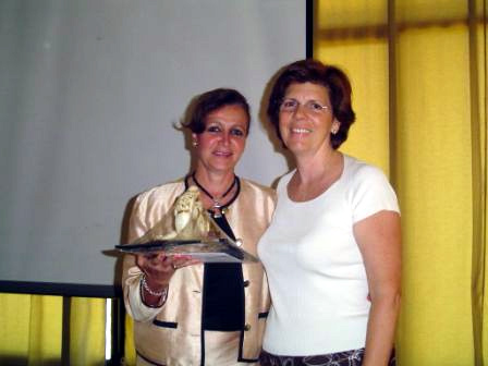 La Lic. Martha Hamill recibe un reconocimiento.