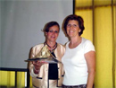 La Lic. Martha Hamill recibe un reconocimiento.