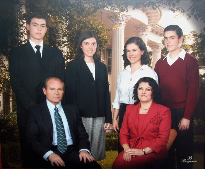 Family picture taken in our parents 25th weeding anniversary. Summer 2007