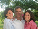 Mary Maher (izquierda) con su pap&aacute; y su hermana Molly, tambi&eacute;n consagrada en el <i>Regnum Christi</i>.