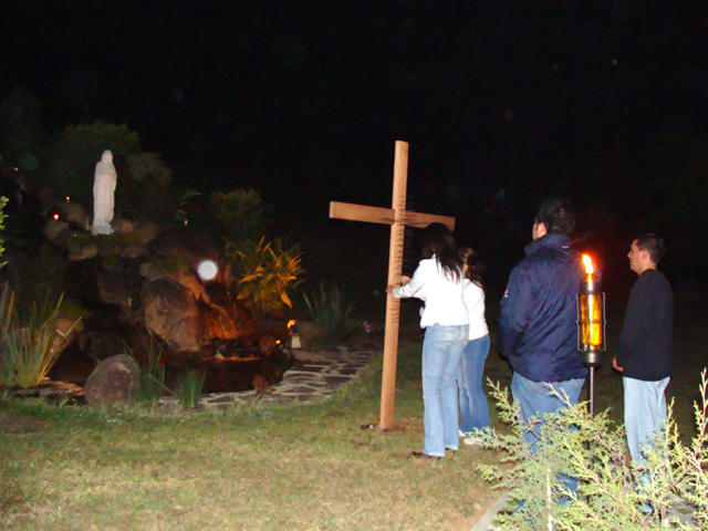 Jóvenes de la Universidad Anáhuac de Xalapa que participaron en el viacrucis juvenil quitan un clavo de la cruz como símbolo del compromiso por vivir la Cuaresma y Semana Santa buscando mitigar el sufrimiento de Cristo.