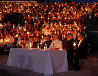 El Card. Francisco Robles, arzobispo de Monterrey, presidió el viacrucis. Lo acompañan (de izq. a der.) el H. Noel Lozano, L.C. y los PP. Alejandro Ortega, John Devlin, L.C. y el P. José E. Martínez.