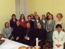 El Card. Estanislao Dziwisz, arzobispo de Cracovia, acompa&ntilde;ados por los PP. Sylvester Heereman (derecha) y Steven Clarke (izquierda), L.L.C.C., as&iacute; como de las se&ntilde;oritas consagradas, colaboradoras y miembros del Movimiento de la ciudad.